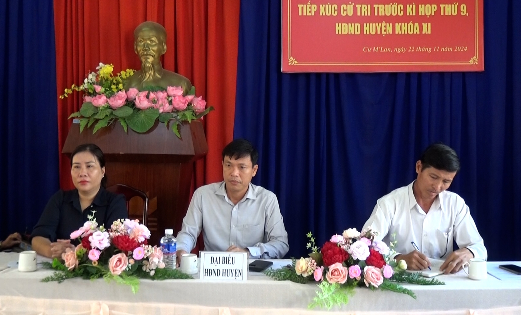 Tiếp xúc cử tri xã Cư Mlan trước kỳ họp thứ 9 HĐND huyện khoá XI, nhiệm kỳ 2021-2026